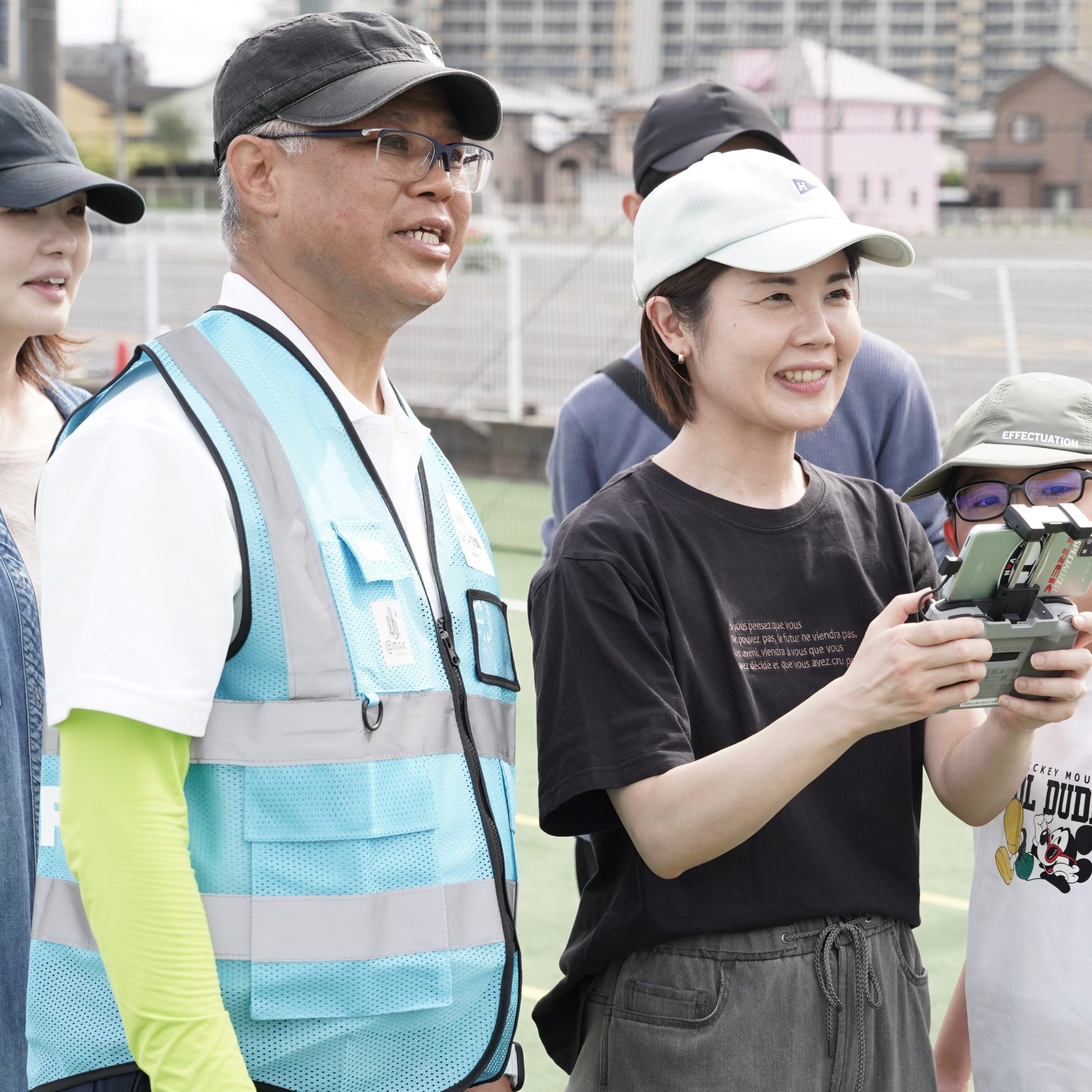 ドローン操縦を初めて行う参加者、操縦するドローンのカメラが気になるのかママの手元をじっと見つめる